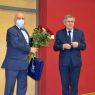 Na tle sali wykładowej kwiaty i gratulacje prof. Lis odbiera od Prorektora prof. Tadeusza Wallasa