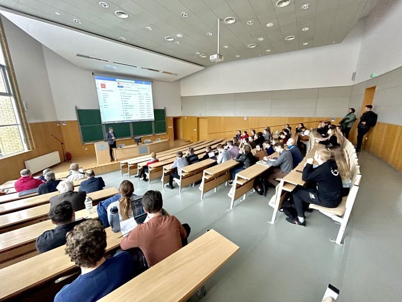 ZDJĘCE UCZESTNIKÓW W SALI WYKLADOWEJ PODCZAS WYKŁADU