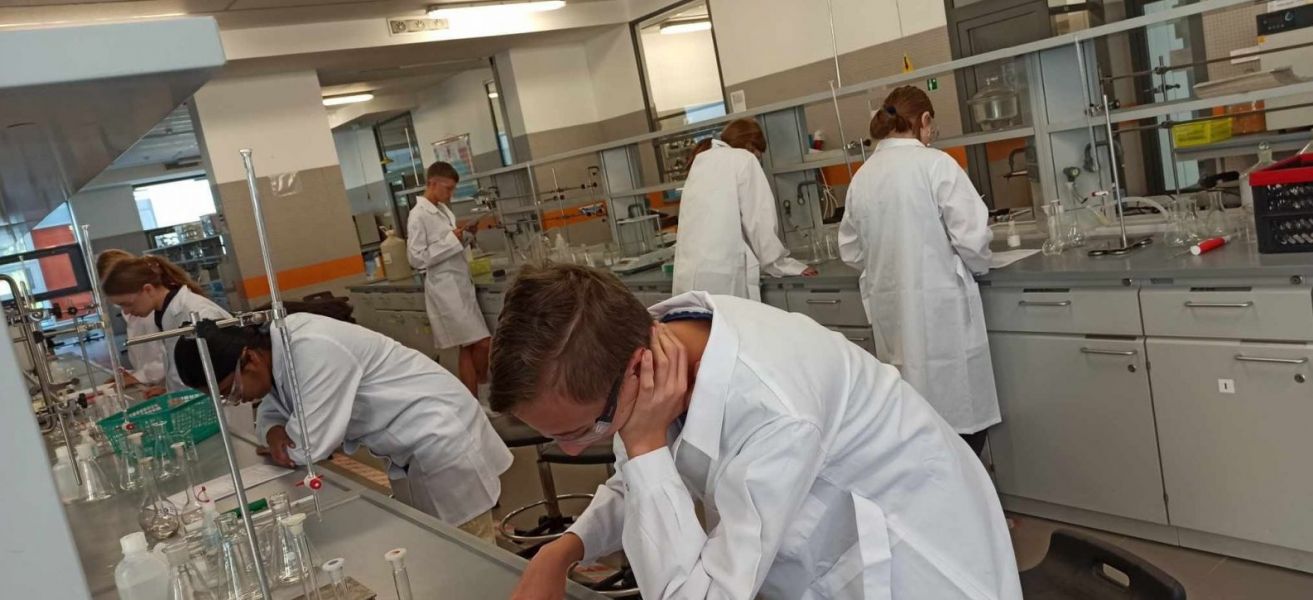 praca młodzieży w laboratorium