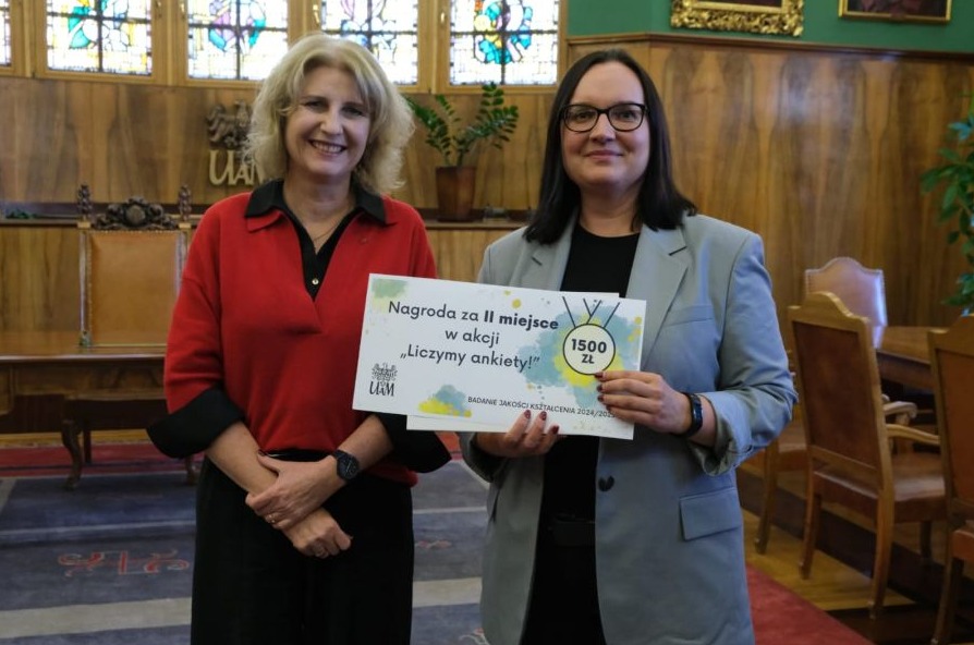 na zdjęciu p. Prodziekan prof. Edyta Juskowiak odbierajaca nagrodę od p. Prorektor prof. Joanny Wójcik