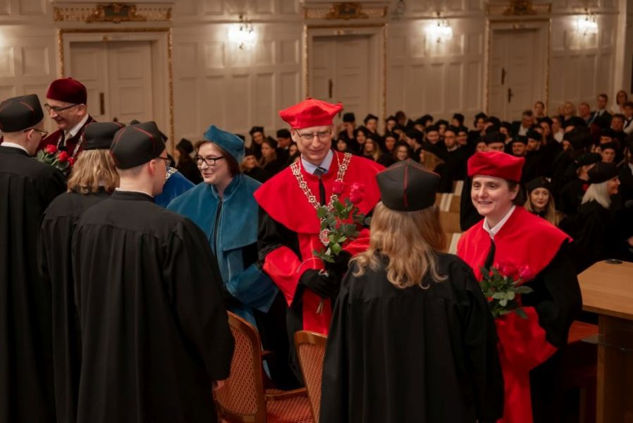 gratulacje na scenie od władz dziekańskich