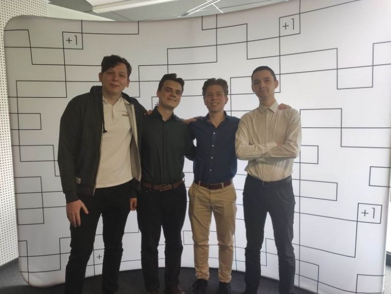 na zdjęciu czterech zwycięzców programistów studentów WMiI