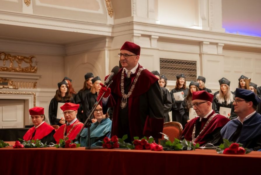 za stołem prezydialnym przemawia Rektor prof. M. Banaszak