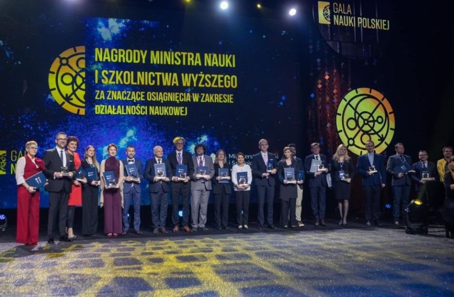 gala rozdania nagród i wszyscy jej laureaci podczas pamiątkowego zdjęcia na scenie